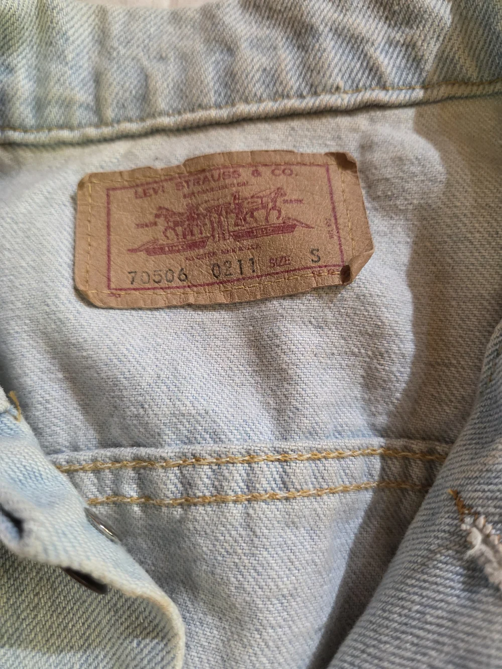 Vintage Levis Type 3 Jacket 7056-0211 Faded Light Wash (size SMALL) Made in USA